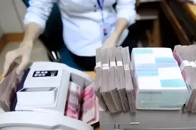 女子称存款被银行吞一万元要求看监控，监控竟准时坏了，结局打脸图片