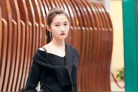 肩宽背厚的女人，尽量少穿这3种衣服，多穿另外3种，更时髦显瘦图片