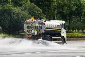 九江洒水车作业致道路结冰 行人摔跤 环卫公司道歉图片
