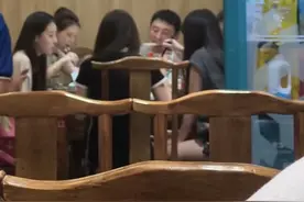 王思聪现身成都苍蝇馆，坐一圈异性中神采奕奕，消费30元1斤的鱼图片