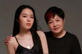 哈文连续4年发文悼念李咏，久违回国，至今没有再嫁图片