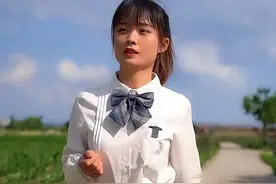 网红严素被指虐待动物，抡起手臂把牛蛙往桌上砸，网友：该封图片
