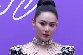 GQ盛典这一夜，张馨予发福老态，宋佳霸气外漏，娜扎瘦到皮包骨图片