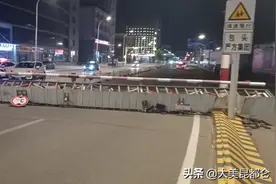 包头一货车司机撞毁限高架图片