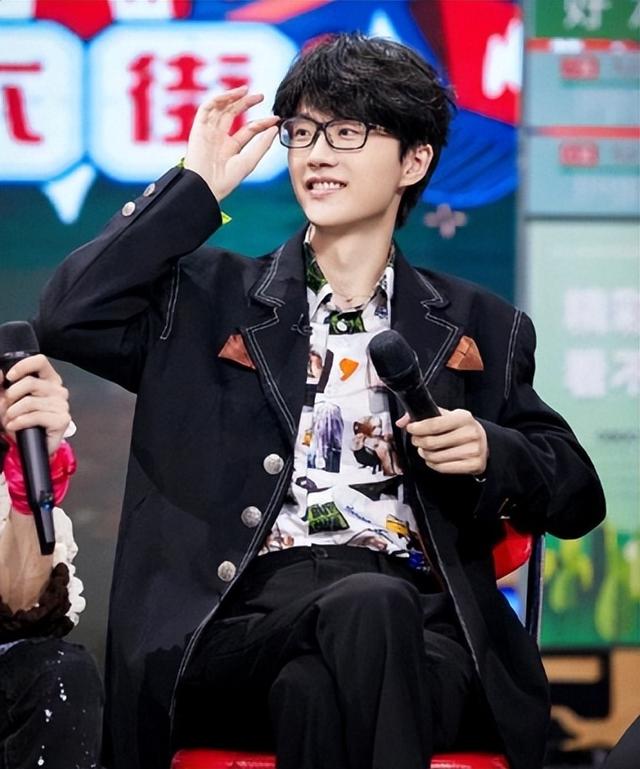 "过气歌手"许嵩:力压周杰伦却被质疑抄袭,被央视点名表扬13
