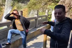 洗米华被捕后，“大哥”崩牙驹现身内地旅游，笑容灿烂还模仿猴子图片