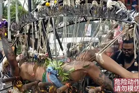 印度奇葩，用钩子穿过男子皮肉不流血，躺在刀上吊起来用绳子抽打图片