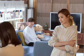 婚礼上婆婆要求下跪才给改口费，晚上拆开红包，新娘“笑”了图片