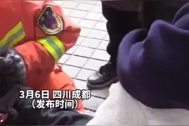 惊呆！成都4岁女童将妈妈高跟鞋用强力胶粘脚上图片
