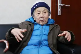 2015年，85岁老太卖掉上海房产，自己却每天啃馒头，原因让人泪目图片