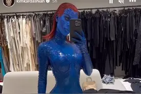 金卡戴珊“魔形女”新造型太火辣！蓝色涂满全身都没认出，太性感图片