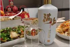 买酒时，看好瓶身3个“标记”，再便宜也是纯粮食酒，拿走放心喝图片