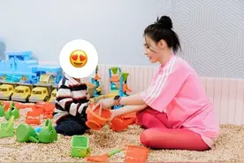 张柏芝三胎儿子曝光！头发褐黄色似混血，身旁神秘男子被疑是亲爹图片