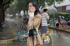 美女衣着光鲜路边淋雨等车，大哥对她疯狂拍照，网友：金主哪去了图片