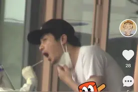 陈晓陈妍希素颜做核酸，模样憔悴遭网友调侃：明星跟我一样狼狈图片