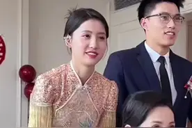 新人结婚，新娘和妈妈神仙颜值，女儿和妈妈像是复制粘贴一样图片