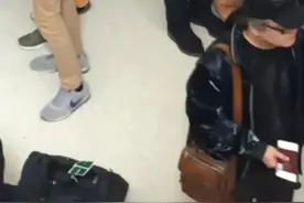 刘欢独自现身国际机场，步履蹒跚两鬓斑白，打扮低调似打工人图片