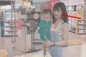 “最年轻姥姥”走红，抱着外孙宛如母子，网友：这种丈母娘去哪找图片