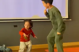 陈小春晒俩儿子萌态，二宝留长发扎揪揪打扮像女孩，长相遗传爸爸图片