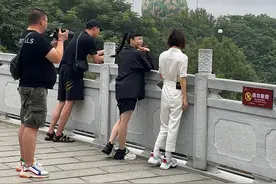 52岁鲁豫和友人爬山被偶遇，腰细头大特征明显，脚踝比别人瘦一圈图片