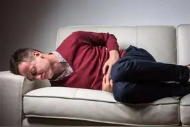 长时间坐卧沙发，带来的伤害太大了，家里有孩子老子特别注意图片