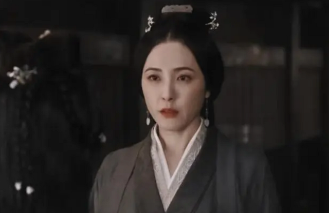 曾黎時尚大片太土氣!髮型雷人氣質全無,畫煙熏妝穿深V身材性感 形象穿搭 第8張-戀愛小秘書-娜米 曾黎時尚大片太土氣!髮型雷人氣質全無,畫煙熏妝穿深V身材性感 形象穿搭 第8張
