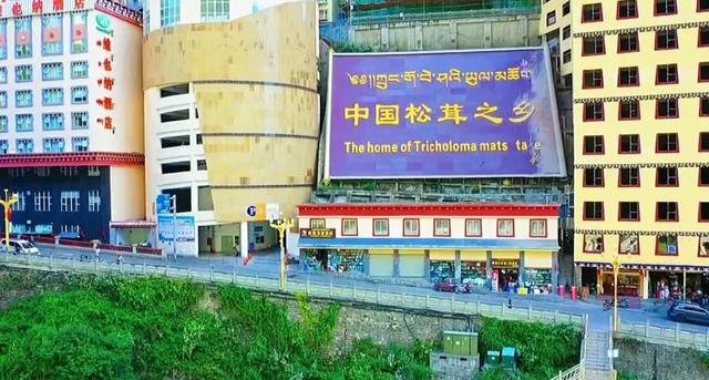 中国最小县城之一的雅江县，面积0.5平方公里，高楼建在悬崖边