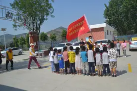 走进深山传播爱牵手四海庆六一图片