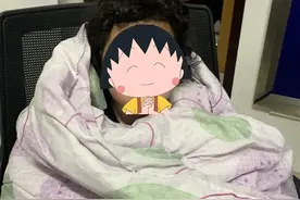 超有爱！快递小哥与民警暖心接力守护迷路小虎妞图片