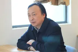 学生勇敢反驳“舔美”教授，7年前就有迷惑言论，如今简历被清空图片