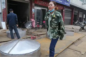 2018年，河南单腿美女做电焊工走红网络，被300人表白图片