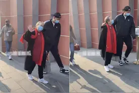 85岁李明启现身春晚彩排！戴红围脖打扮朴素，歪头打招呼好活泼图片