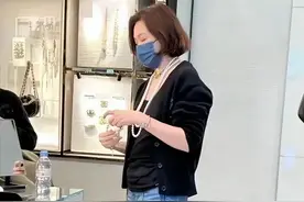关之琳很会省钱，穿袜子搭配高跟鞋更时髦图片