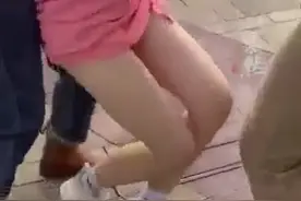 上海迪士尼一女生突然晕倒，拍摄者：十分钟晕倒了两个，温馨提示：高温天气，外出游玩注意避暑图片