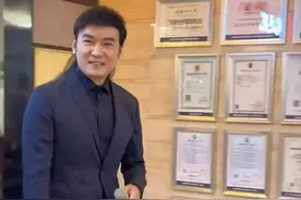 55岁台星到内地走穴，曾是古装男神，今靠戴假发穿增高鞋挽救颜值图片