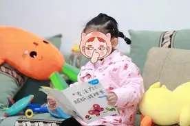 姥爷常带外孙女玩一样东西，孩子的专注力超强，连智商情商都较高图片