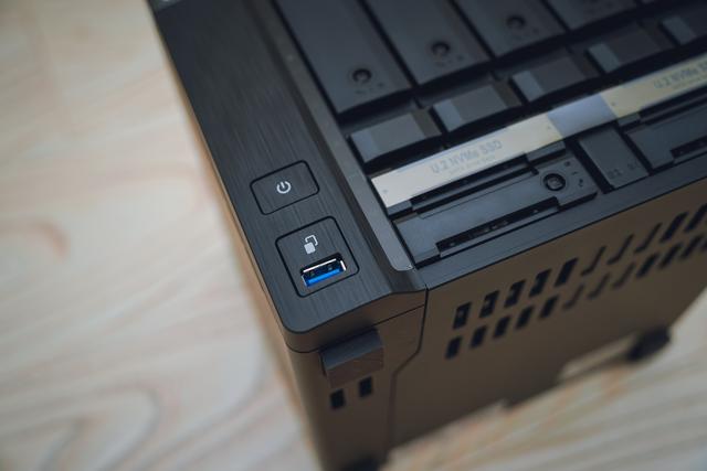 历史低价买到九盘位万兆 NAS 机皇：威联通 TS-H973AX