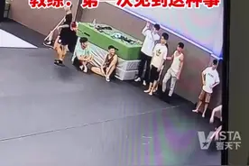 #男孩连续空翻裤子滑落，瞬间在空中提裤子缓解尴尬，教练：第一次见到这种事图片