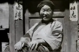 一名女乞丐送情报时被伪军瞄准，掏出包裹中一物，吓得伪军后退图片