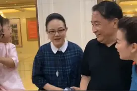71岁姜昆高调现身活动，挺肚腩和爱妻搂抱秀恩爱，现场观众显冷漠图片