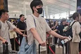 国乒出发美国大满贯，机场人多拥挤，王楚钦被曝出驾车行为不规范图片