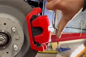 刹车也缩水？用户喜提特斯拉Model Y高性能版：卡钳罩里另有乾坤图片