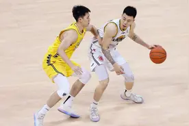 板凳得分50-9！郭艾伦24分莫兰德11+13 辽宁大胜广厦大比分1-0领先图片