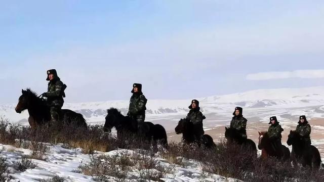 【夜读 · 散文】雪山云顶迎朝阳