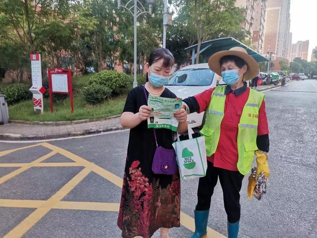 东湖新技术开辟区豹澥街分类专班黄金堂社区开展清洁家园活动