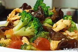 1个西蓝花2个鸡蛋，简单一炒，色香味俱全，我家孩子特别爱吃图片