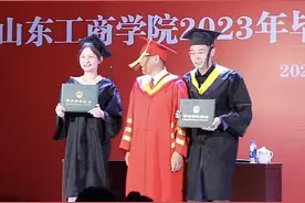 高校毕业典礼上演“婚纱变装”，校长秒变证婚人，学生太幸福了图片