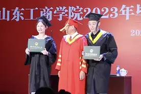 高校毕业典礼上演“婚纱变装”，校长秒变证婚人，学生太幸福了图片