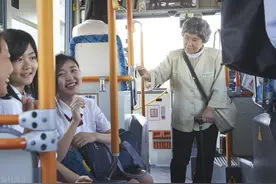 老年人乘公交车要收费了，上海取消老年免费公交卡政策引发争议图片