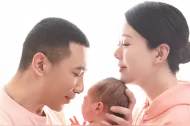 “最美嫦娥”颜丹晨为儿子庆满月，首曝光儿子大名，一家人好幸福图片